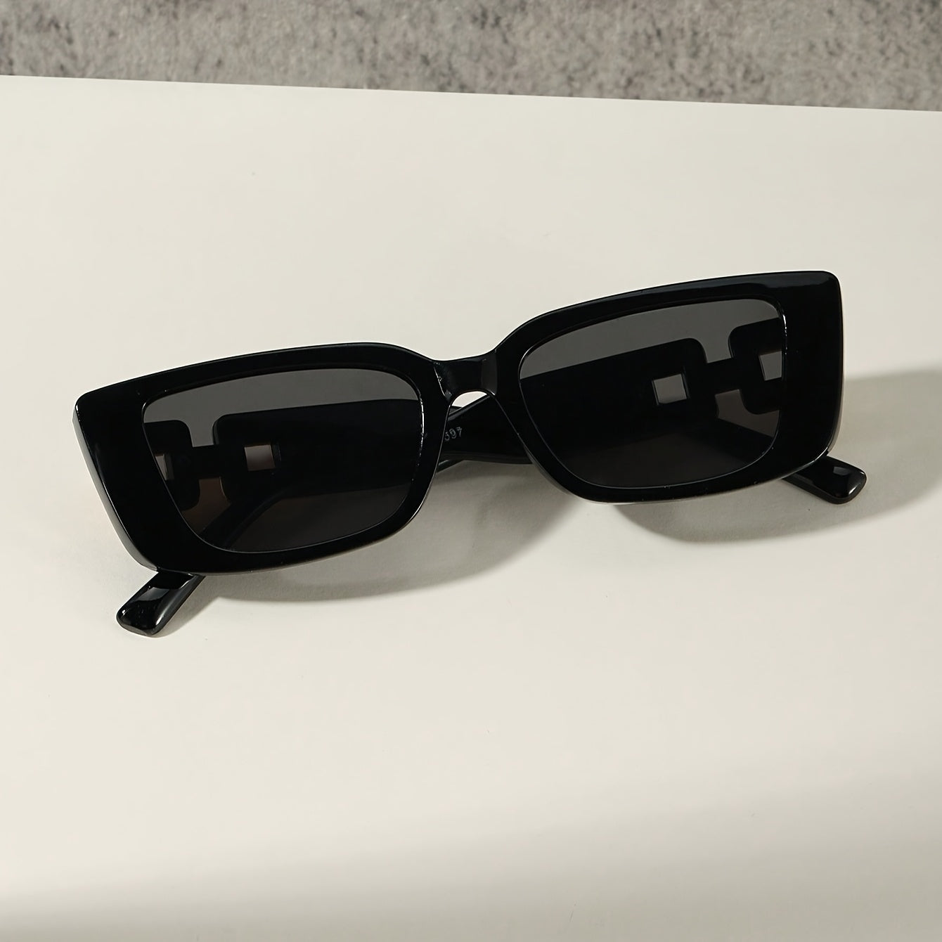 Chic Women's Fashion Glasses - Anti-Reflective, Durable Polycarbonate Frame & Lens for Fashionable Outdoor Wear