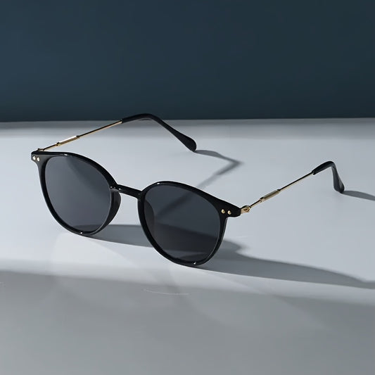A Pair of Stylish And Lightweight Women'S Glasses: Metal Frame, PC Lenses, Metal Hinges, Suitable for Everyday Casual Wear.