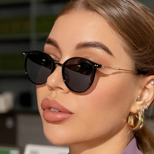 A Pair of Stylish And Lightweight Women'S Glasses: Metal Frame, PC Lenses, Metal Hinges, Suitable for Everyday Casual Wear.